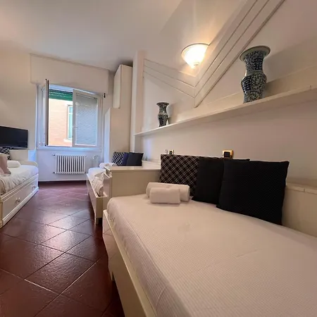 Piazza Mazzini 33, 2 Bedroom, 2bathroom, In The Center Of Apartment