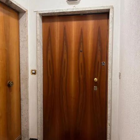 Piazza Mazzini 33, 2 Bedroom, 2bathroom, In The Center Of דירה *